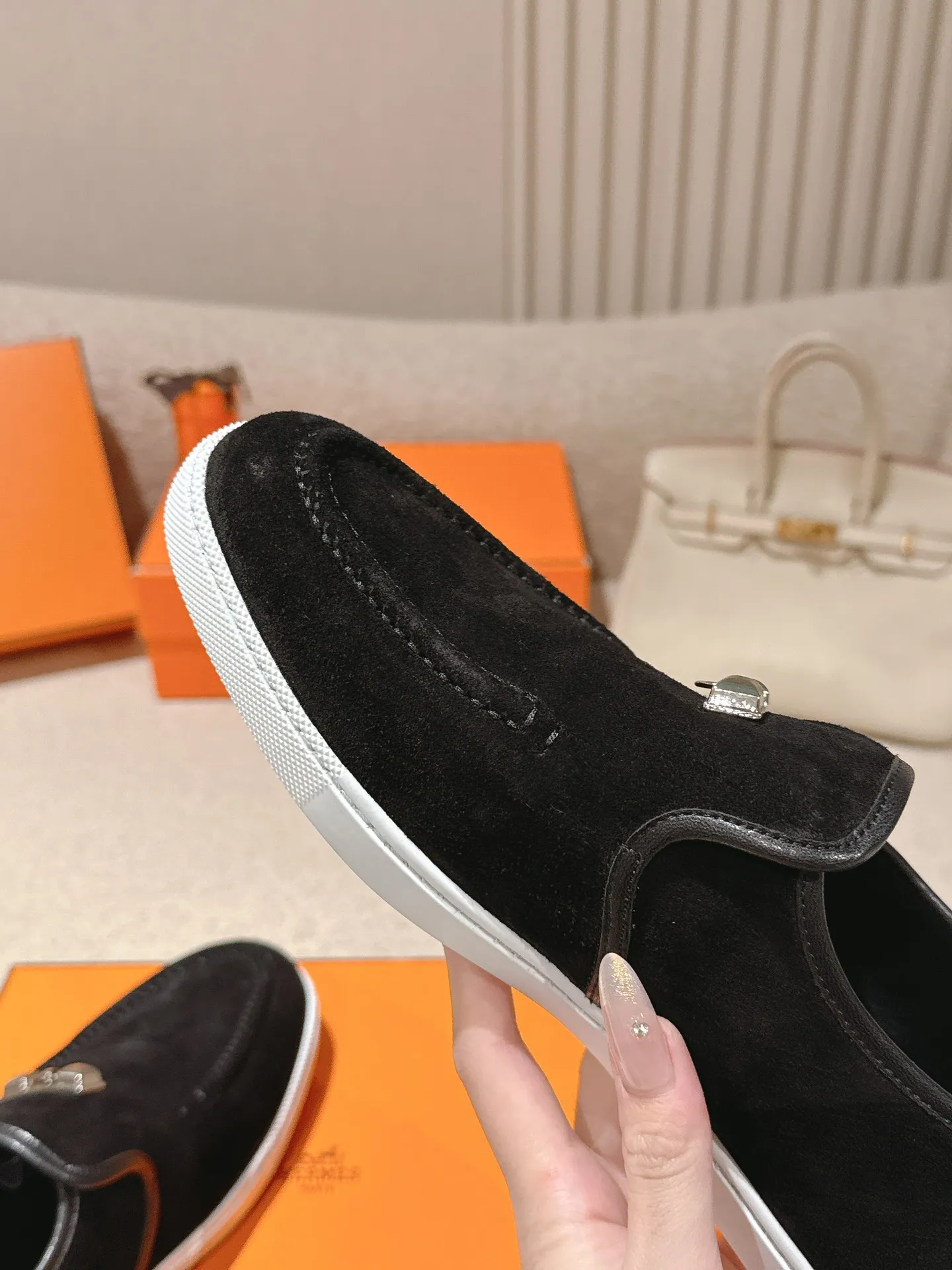 Men's Men's Shoes 600💰 Hermes# Couple Studded Loafers Calfskin and suede goatskin lace-up free sneakers with signature "H" detail. The design is simple and smooth, creating a fashionable urban look. It is comfortable and versatile. H family classics are not outdated, and the delivery counter is exquisitely packaged🛍📦 Fabric: Original customized imported first-layer cowhide/cow down Lining: Imported soft sheepskin Sole: Original open-molded anti-slip TPU material Size: 35-45